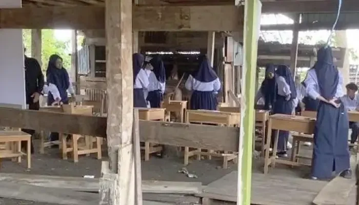 Kondisi Memprihatinkan Siswa MTs Guppi Lisu yang Belajar di Kolong Asrama